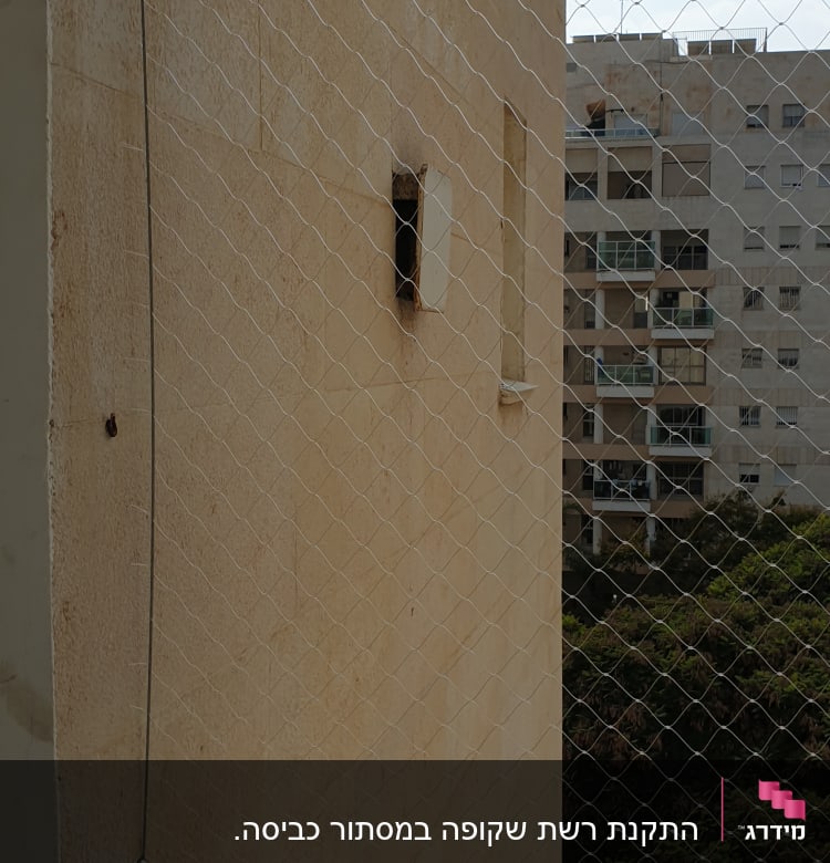 רשת מתוחה למניעת כניסת יונים למרפסת